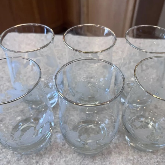 Libbey Embossed Leaves Holly Berries Set of 6 Water Goblets Christmas Gold Trim - Picture 2 of 4